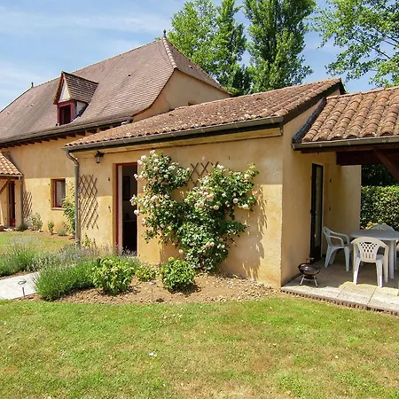 Semesterbostad Pleasant With Pool In Vezac South Of France